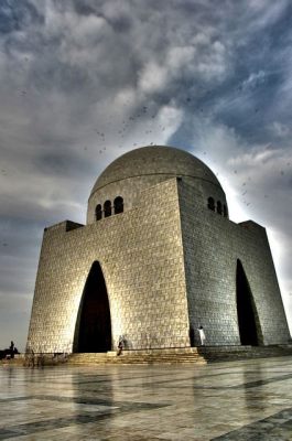 Der Bau des Masjid-i-'Azam; ein Zeugnis islamischer Architektur und kultureller Verflechtung im 9. Jh. Pakistan