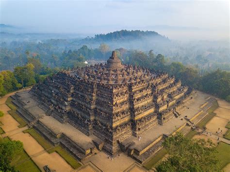 Der Bau des Borobudur-Tempels: Eine Architektonische Meisterleistung Der Sailendra-Dynastie Und Ein Symbol Des Buddhismus