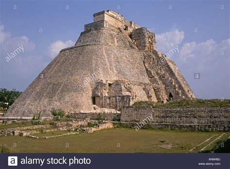 Die Rebellion der Maya-Bauern von Uxmal; Ein Blick auf die sozialen Spannungen und den Aufstieg einer neuen Elite im Yucatán des 10. Jahrhunderts